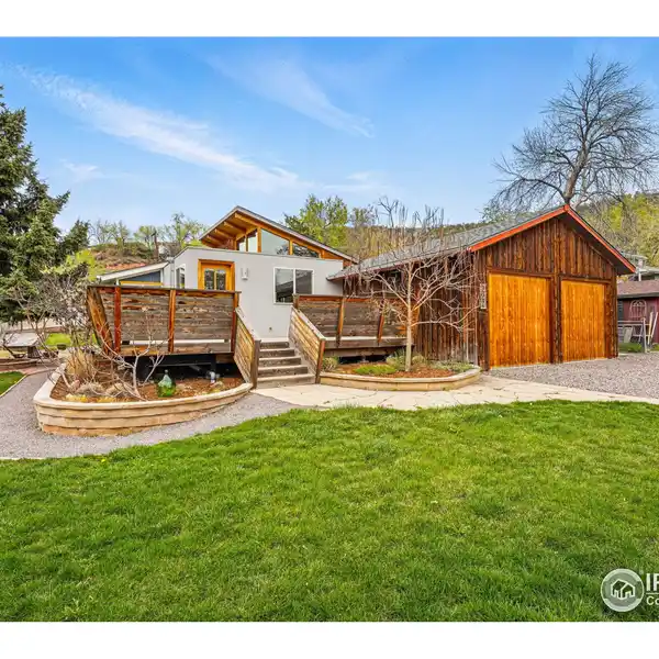 CAPTIVATING HOME IN A VIBRANT COMMUNITY