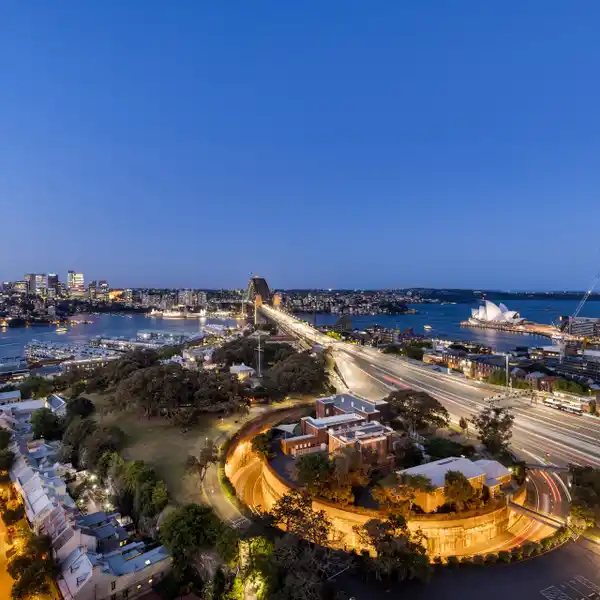 LIGHT-FILLED APARTMENT IN AN IMPRESSIVE FULL-SERVICE BUILDING
