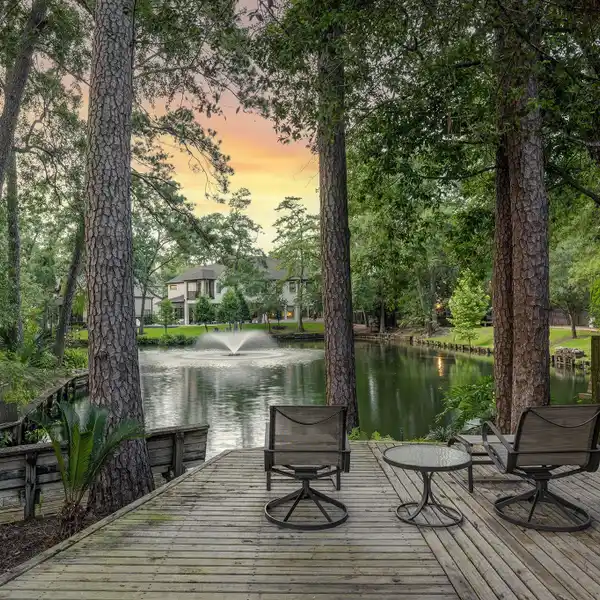 PRIVATE LAKEFRONT RETREAT IN DESIRABLE SANDALWOOD