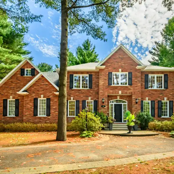 SPACIOUS INTERGENERATIONAL RESIDENCE NEAR FALCON GOLF