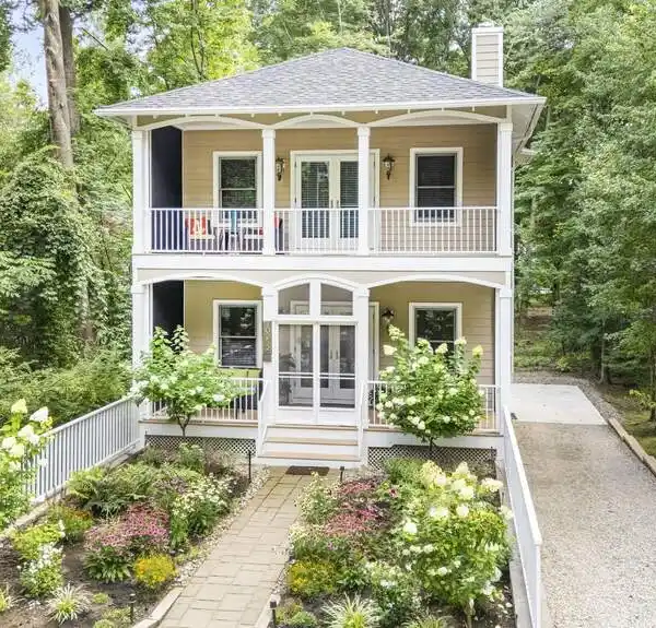 ARCHITECTURAL COASTAL COTTAGE