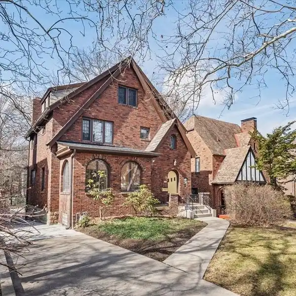 CHARMING HOME AT THE ENTRANCE OF MURDOCH FARMS