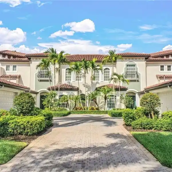 STUNNING GROUND-LEVEL COACH HOME IN PRESTIGIOUS CALABRIA