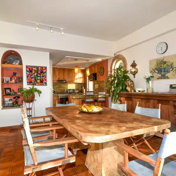 CORNER RESIDENCE IN AN ICONIC GATED COMMUNITY