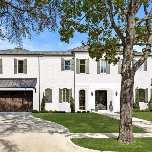 EXPANSIVE GLENRIDGE ESTATE WITH DESIGNER LUXURY TOUCHES