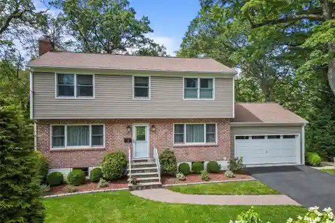 Beautifully Updated Colonial in Gedney Meadows