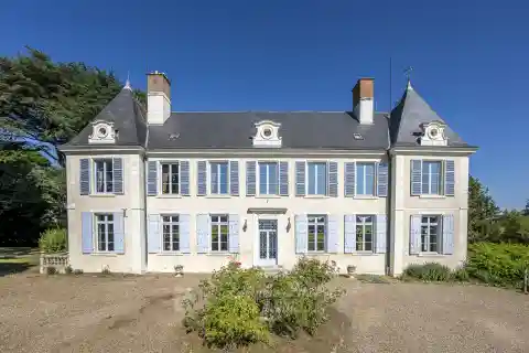 Elegant Manor House in Perfect Condition