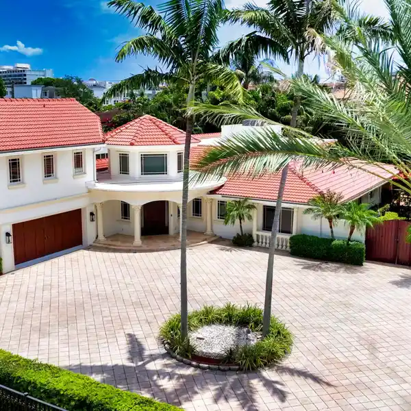 FIVE BEDROOM ESTATE ON A DESIRABLE CORNER LOT