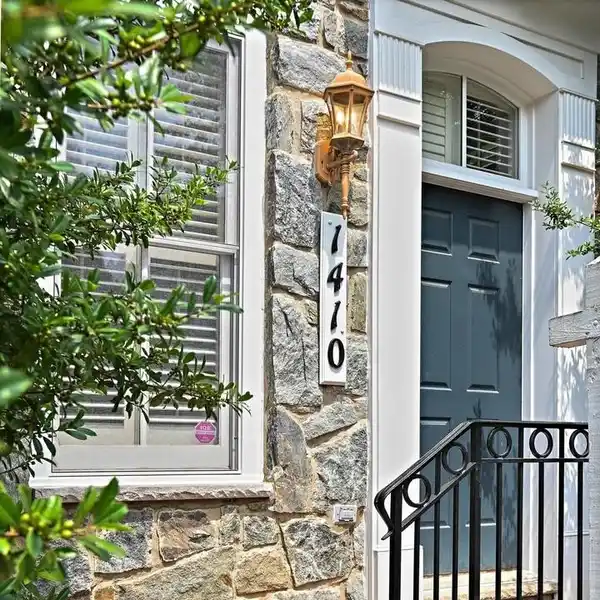 END-UNIT BRICK TOWNHOME IN PRESTIGIOUS EVANS FARM