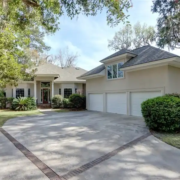 SPRAWLING GOLF COURSE HOME