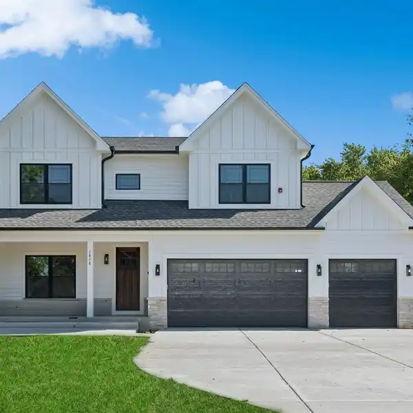 IMMACULATE NEW CONSTRUCTION BLENDING LUXURY AND COMFORT