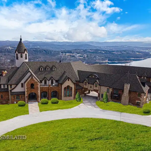 SPECTACULAR GATED ESTATE