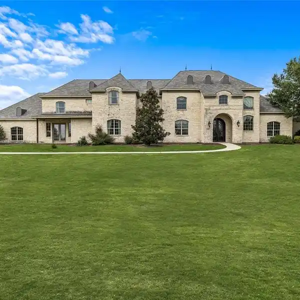TRANQUIL LUXURY ON NEARLY FOUR ACRES