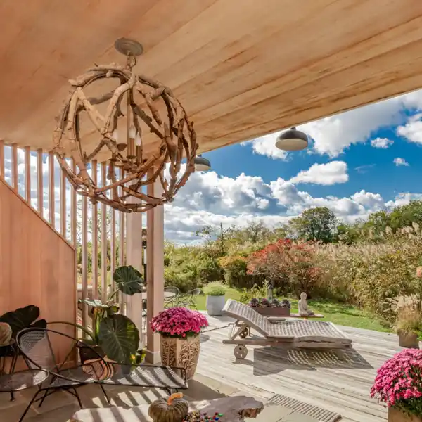 BEAUTIFULLY RESTORED BEACH COTTAGE