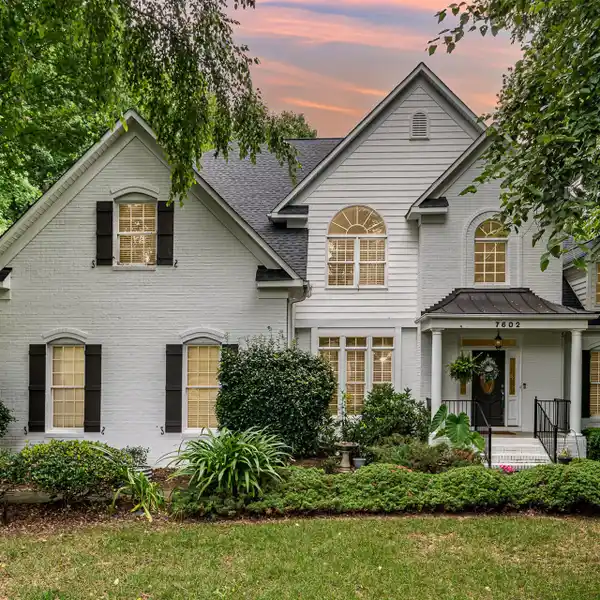 BEAUTIFUL WINDSOR FOREST CUL-DE-SAC HOME