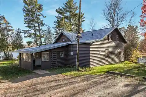 Authentic Log Cabin Retreat on Torrey Lake