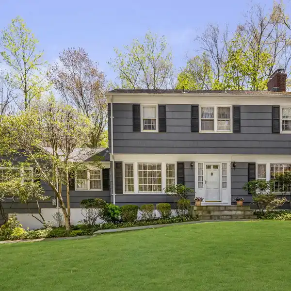TRADITIONAL CENTER HALL COLONIAL