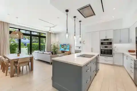 Luxury Garden Residence Steps from Seven Mile Beach