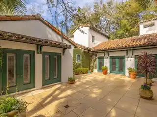 Spacious Five Bedroom Cottage in Ocean Forest