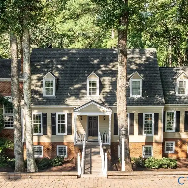 PRIVATE RETREAT IN THE ROLLING HILLS OF COUNTRYSIDE