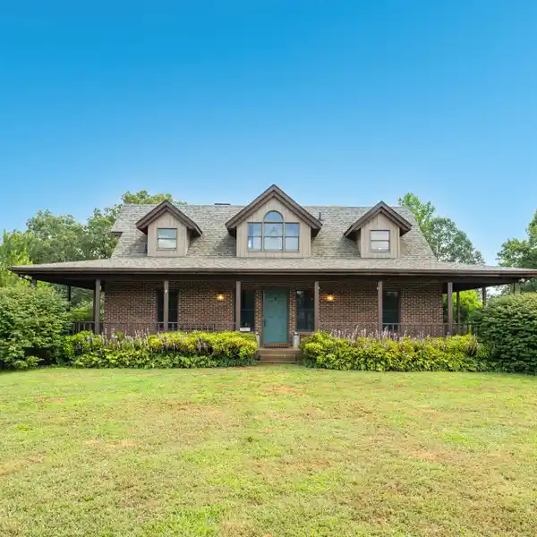 RUSTIC CHARM MEETS BOUNDLESS MOUNTAIN SERENITY