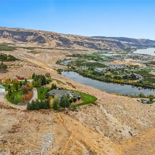 GORGEOUS CUSTOM BUILT HOME OVERLOOKING THE COLUMBIA RIVER