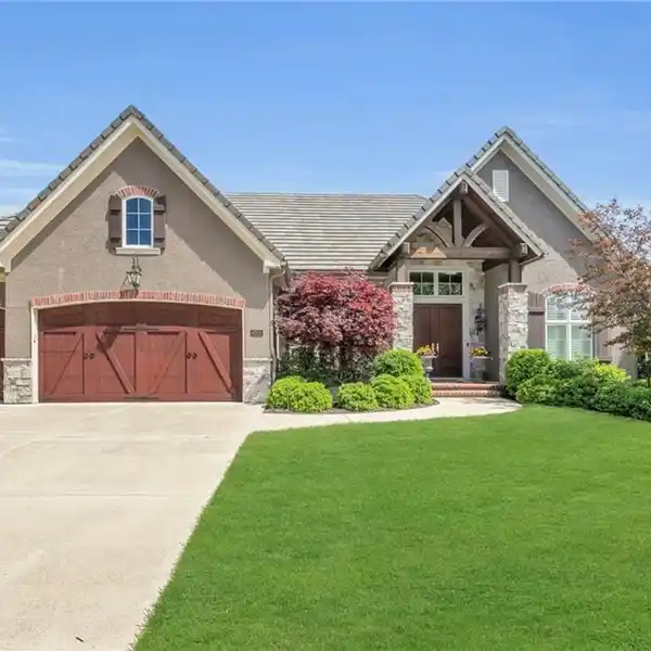 EXQUISITE LAKEFRONT CUSTOM HOME