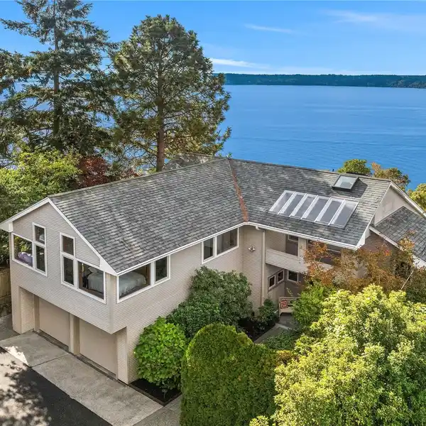 PRIVATE CIRCULAR DRIVE CONTEMPORARY | VIEWS, VERSATILE LAYOUT, DUAL GARAGES