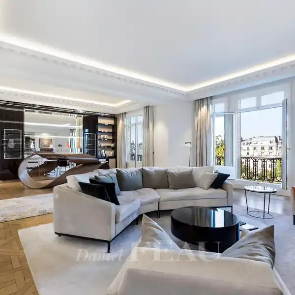 FINELY DETAILED LIGHT-FILLED APARTMENT