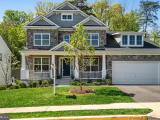 Elegant Colonial with Gourmet Kitchen