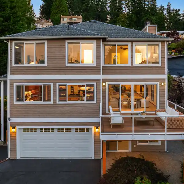 KIRKLAND RETREAT WITH LAKE AND MOUNTAIN VIEWS