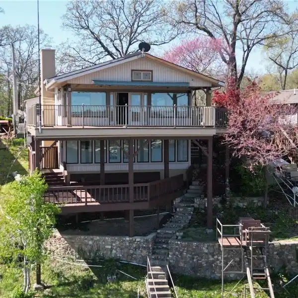 LAKE HOUSE THAT HAS IT ALL