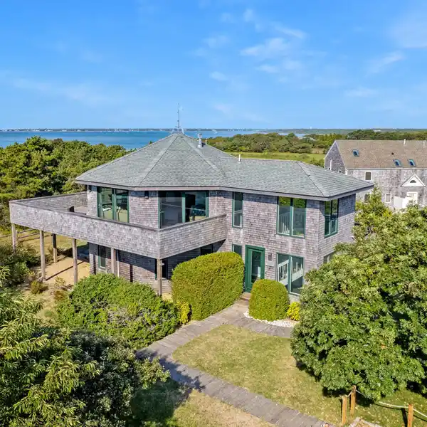 STUNNING REVERSE-CONTEMPORARY CUSTOM HOME