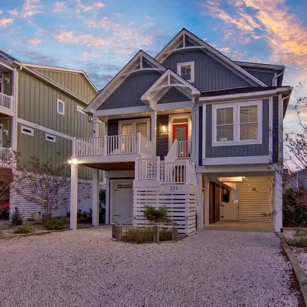 WHERE OCEAN WAVES MEET THE COMFORT AND LUXURY OF MODERN LIVING