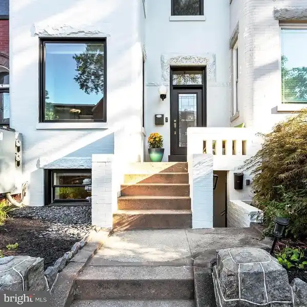 STYLISH AND VERSATILE HOME IN THE HEART OF ECKINGTON
