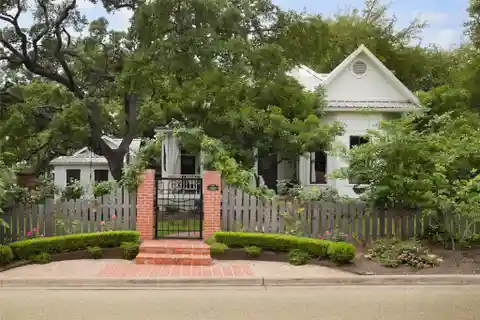 Refurbished 1890 Cottage in Travis Heights