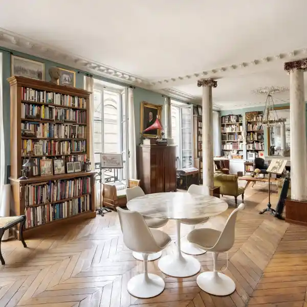 SUNLIT MARAIS PIED-à-TERRE IN HISTORIC MANSION SETTI