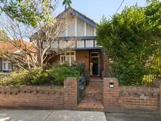 Single-Level Federation Home on a Desirable Street