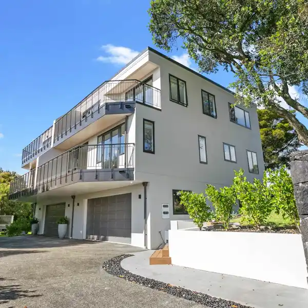 STUNNING THREE-STOREY DUPLEX HOME