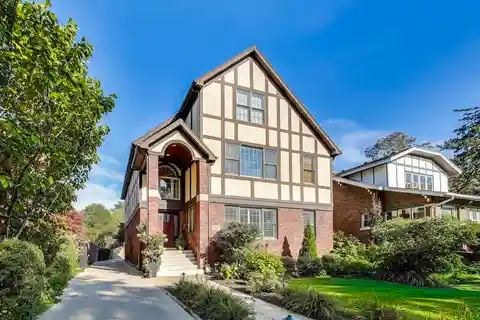 Impressive Tudor in Prime Location