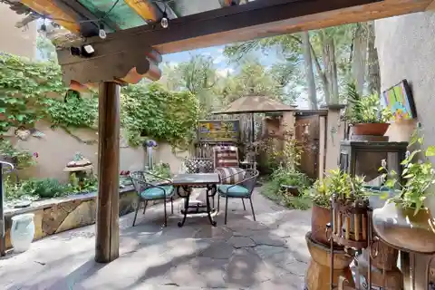 Lovely Home with Courtyard