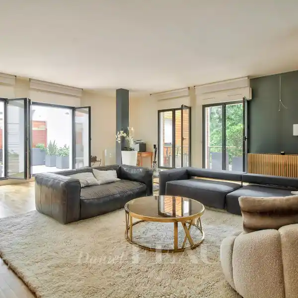 CONTEMPORARY RESIDENCE WITH DOUBLE GARAGE INCLUDED