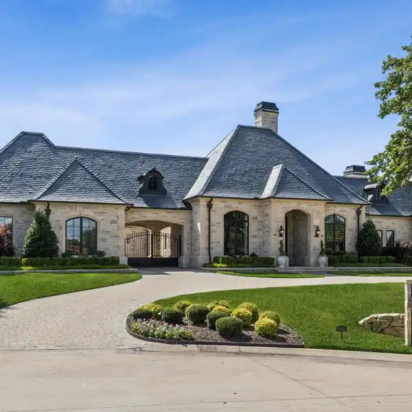 IMPECCABLE ONE-STORY HOME IN QUAIL HOLLOW