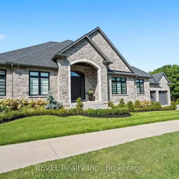 STUNNING CUSTOM-BUILT STONE BUNGALOW