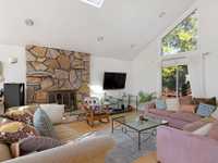 STRIKING CONTEMPORARY RENTAL IN A PRIVATE SETTING