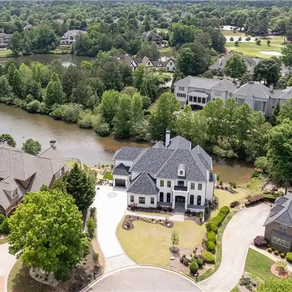 THE PINNACLE OF COUNTRY CLUB LIVING