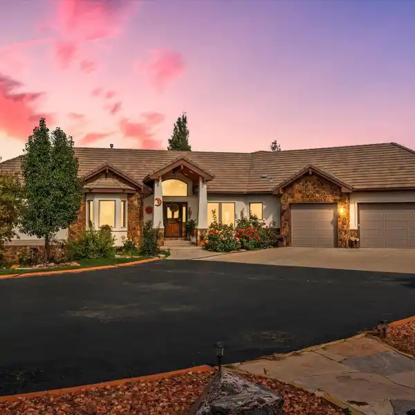 PRIVATE HILLTOP RETREAT WITH GOURMET KITCHEN, WALK-OUT BASEMENT & PANORAMIC VIEWS