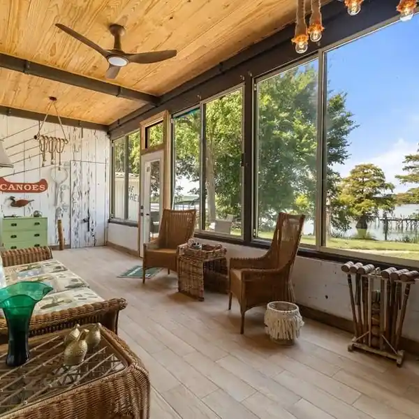 RENOVATED TURNKEY HOME ON HORSESHOE LAKE