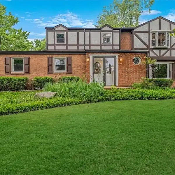 REIMAGINED LUXURY RESIDENCE ON 1.7 SCENIC ACRES