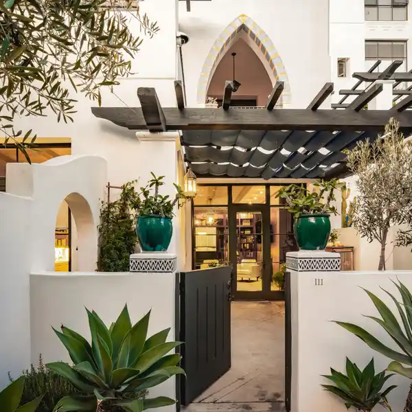 MOROCCAN-INSPIRED SINGLE-LEVEL LUXURY CONDO